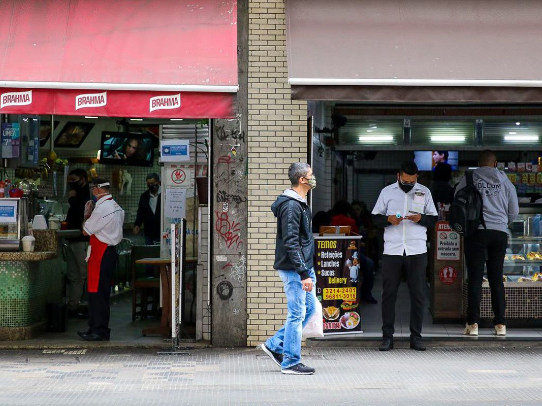 Cautela e medo marcam comportamento dos brasileiros na saída da quarentena