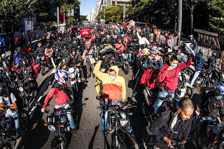 Protesto de entregadores de aplicativo em São Paulo: discussões sobre relações de trabalho entre entregadores e empresas têm ganhado fôlego com o crescimento dos serviços de delivery (JOCA DUARTE/Estadão Conteúdo)