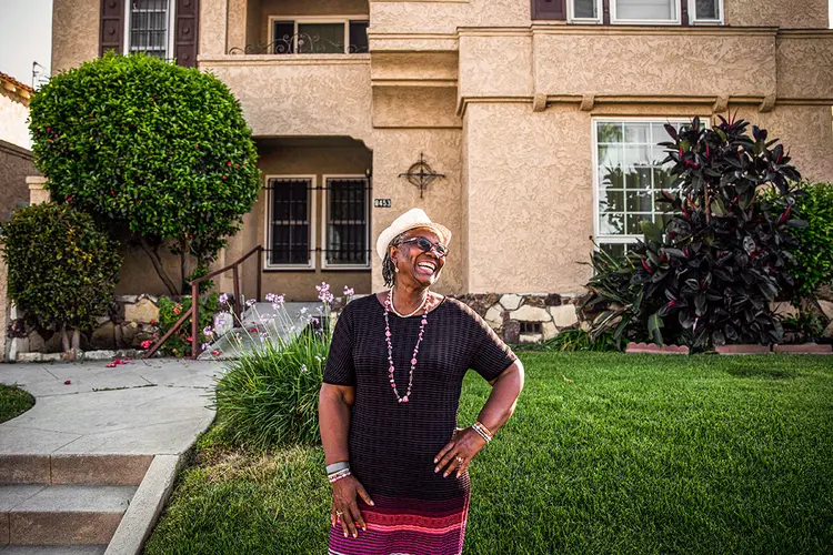 Audrey Smith e seu imóvel na Califórnia: 90% do seu portfólio para a aposentadoria é composto por imóveis (Jenna Schoenefeld/The New York Times)