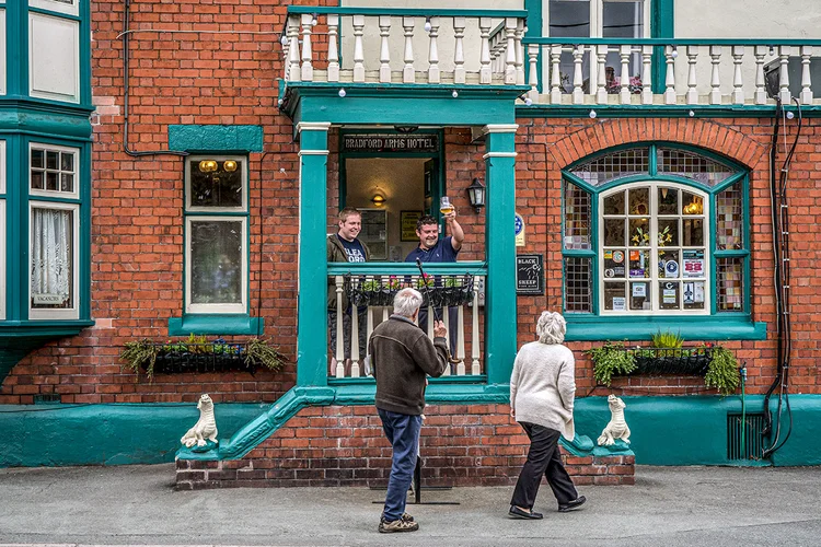 Clientes no Bradford Arms, em Llanymynech: bares e pubs começaram a reabrir na Inglaterra (Andrew Testa/The New York Times)