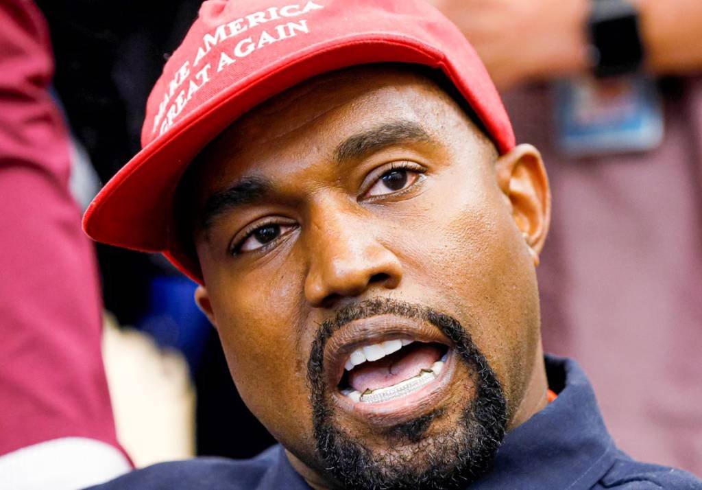 Kanye West: artista usa boné com slogan de campanha eleitoral de Donald Trump (Kevin Lamarque/Reuters)