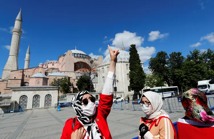 Mulheres em frente à Santa Sofia, em Istambul, que vai ser transformada em uma mesquita (REUTERS/Murad Sezer/Reuters)