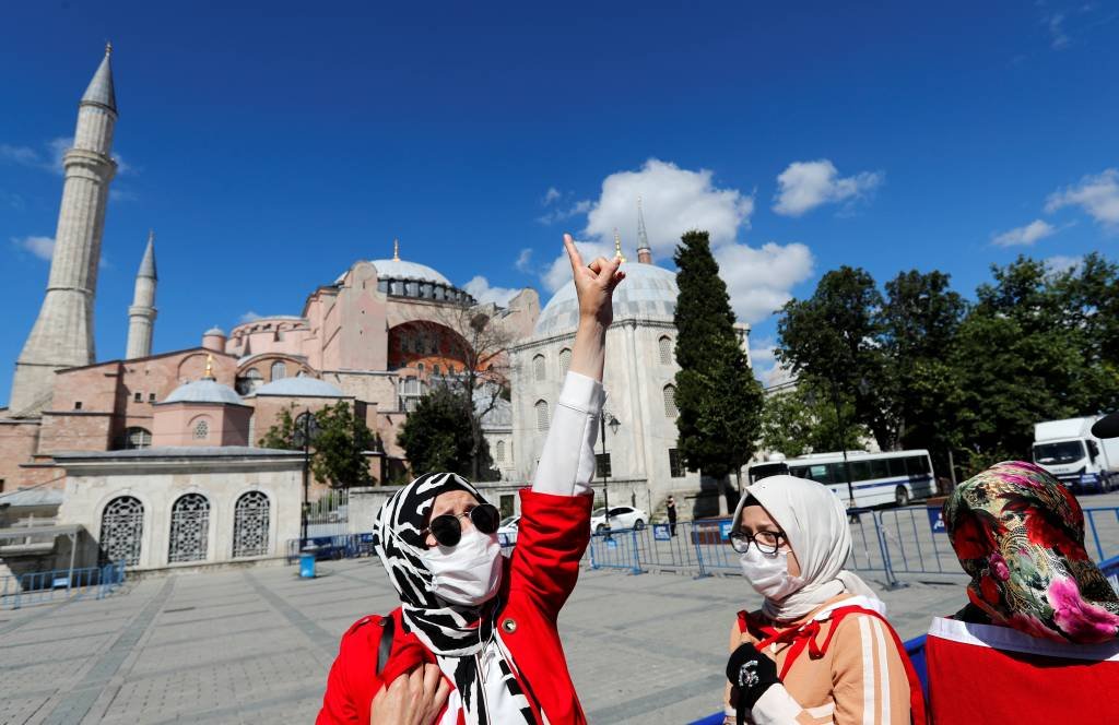 Mulheres em frente à Santa Sofia, em Istambul, que vai ser transformada em uma mesquita (REUTERS/Murad Sezer/Reuters)