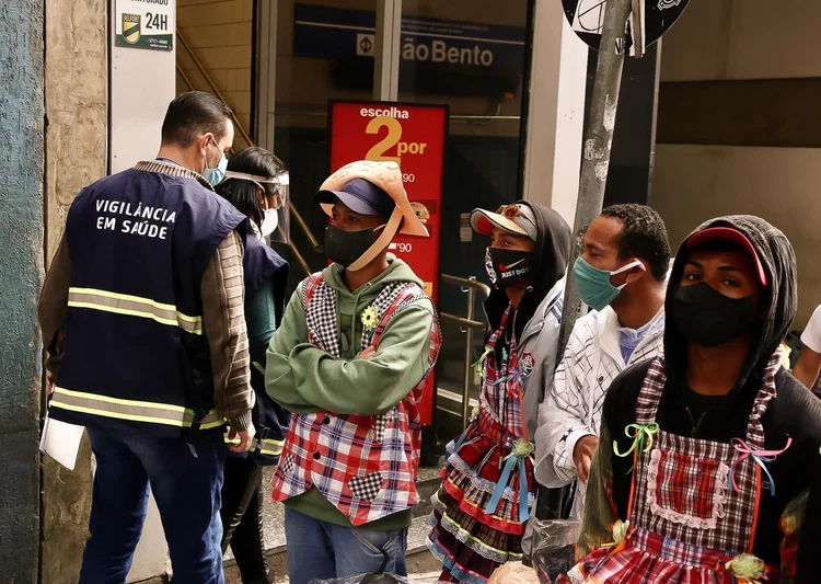 Máscaras: a diminuição mais substancial, contudo, ocorreu após a recomendação do uso de máscaras (Governo do Estado de São Paulo/Divulgação)