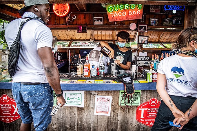 Nos EUA, jovens fazem festa e dão prêmio para quem pegar covid-19