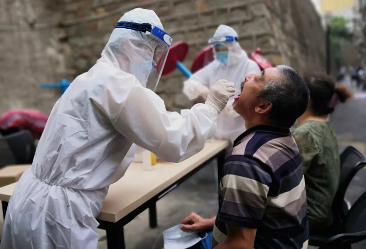 Médico em Urumqi, na região de Xinjiang: região virou foco de novos casos de coronavírus na China (cnsphoto via Reuters/Reuters)