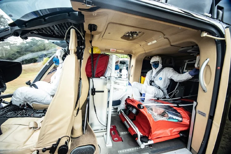 Helicóptero da Air Jet, com maca adaptada para receber pacientes de covid (Air Jet/Divulgação)