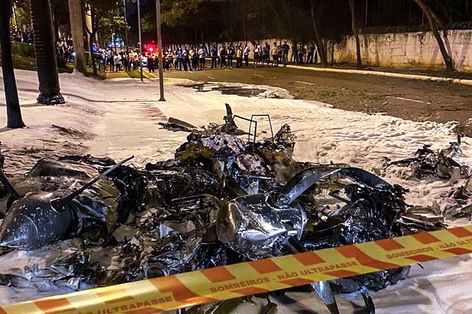 Avião de pequeno porte cai na região do Aeroporto Campo de Marte, em SP