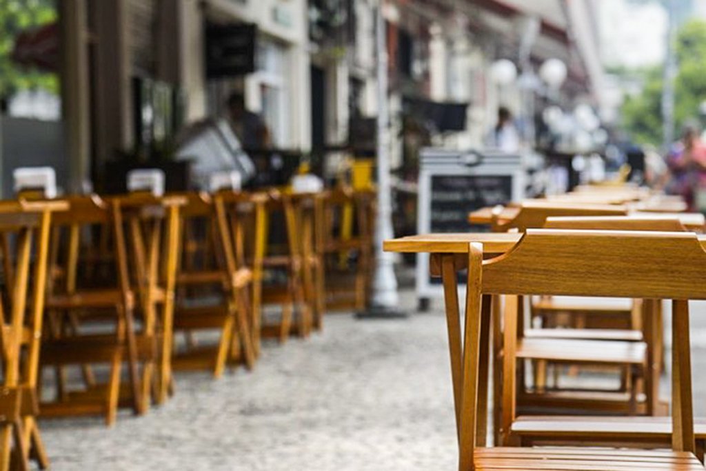 Restaurantes e bares de SP começam a pedir o passaporte da vacina