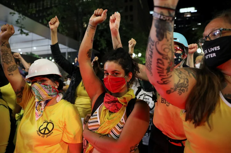 Mães fazem barreira em protesto em Portland: escalada da violência nos atos na cidade (Caitlin Ochs/Reuters)