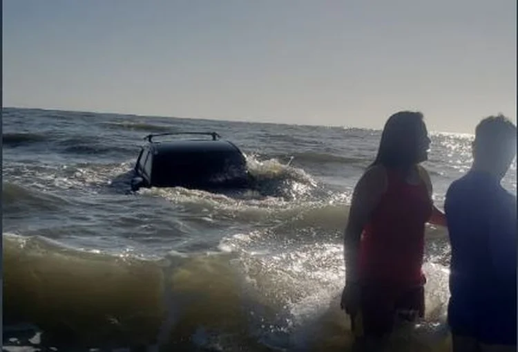 Caminhonete atolada: os donos dos veículos amanheceram no local, o que viola o decreto que restringe a permanência nas praias (Belém Notícias/Reprodução)