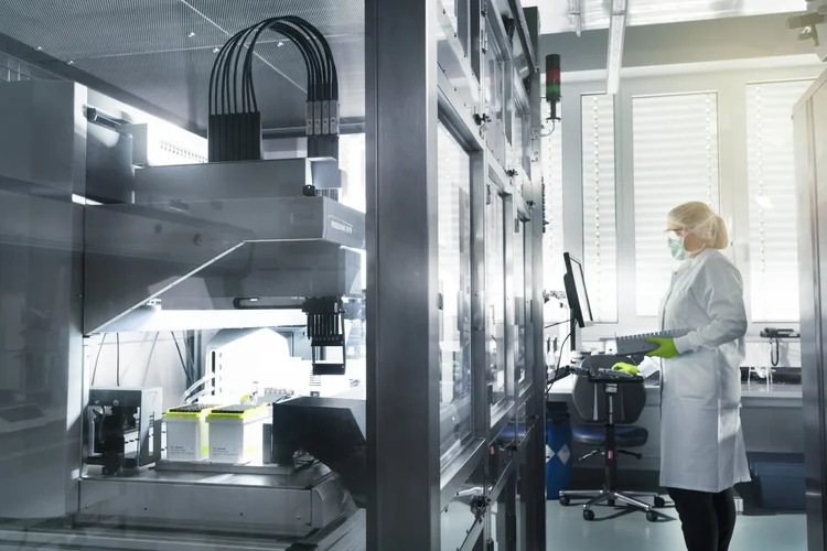 Laboratório da BioNTech: empresa testa vacina promissora contra o coronavírus  (BioNTech/Divulgação)