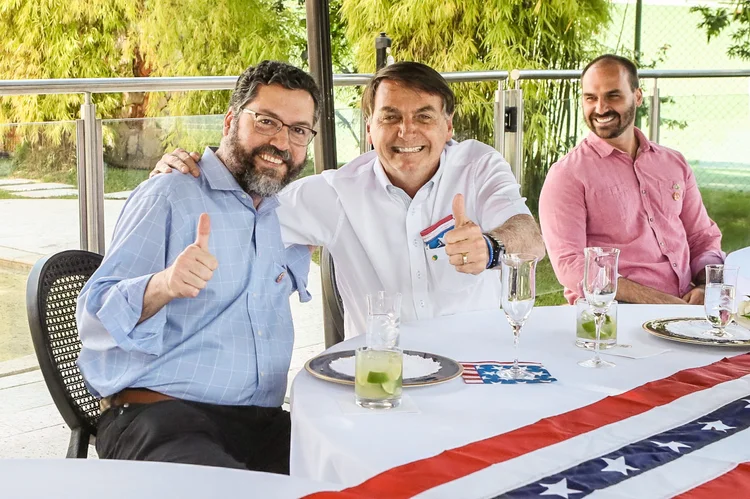 Bolsonaro e o ministro Ernesto Araújo: almoço na embaixa americana no fim de semana, quando Bolsonaro já estaria infectado com o coronavírus (Isac Nóbrega/PR/Divulgação)