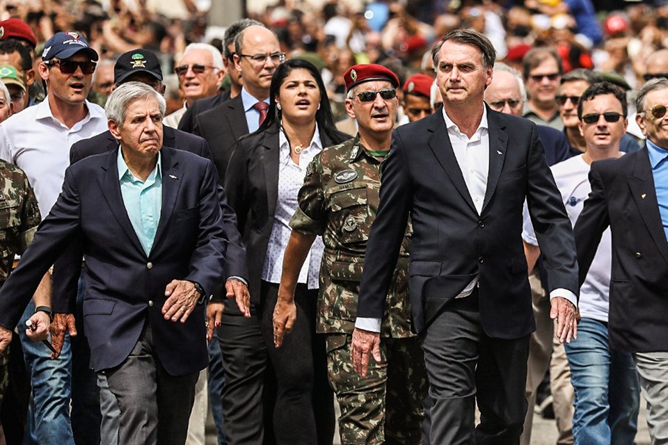 O presidente e seus militares (Ueslei Marcelino/Reuters)