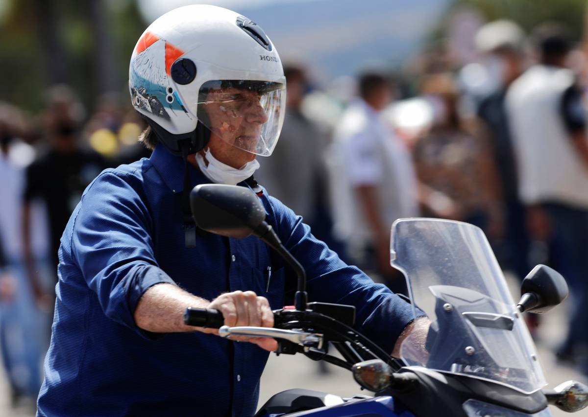 Bolsonaro inclui dar grau com a moto entre serviços essenciais