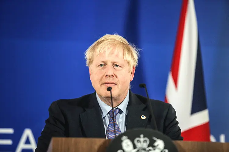 Boris Johnson: premiê britânico vem sendo pressionado a impor novas restrições de circulação (NurPhoto / Colaborador/Getty Images)