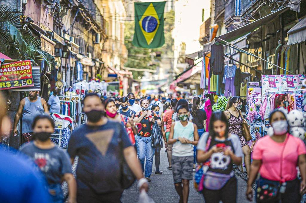 Pedestres usam máscaras protetora, na Rua Alfandega, no Rio de Janeiro, Brasil, 23 de julho de 2020. (Andre Coelho/Bloomberg)