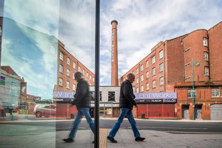 Brexit: Pedestre passa em frente ao Hat Museum, em Stockport, Reino Unido, 22 de junho de 2020. (Anthony Devlin / Bloomberg/Getty Images)