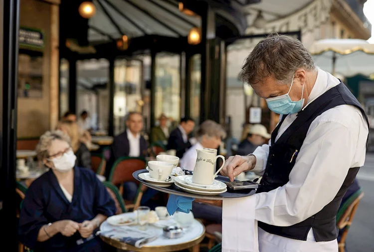 Café reaberto em Paris: setor foi impactado no mundo todo (Christian Hartmann/Reuters)
