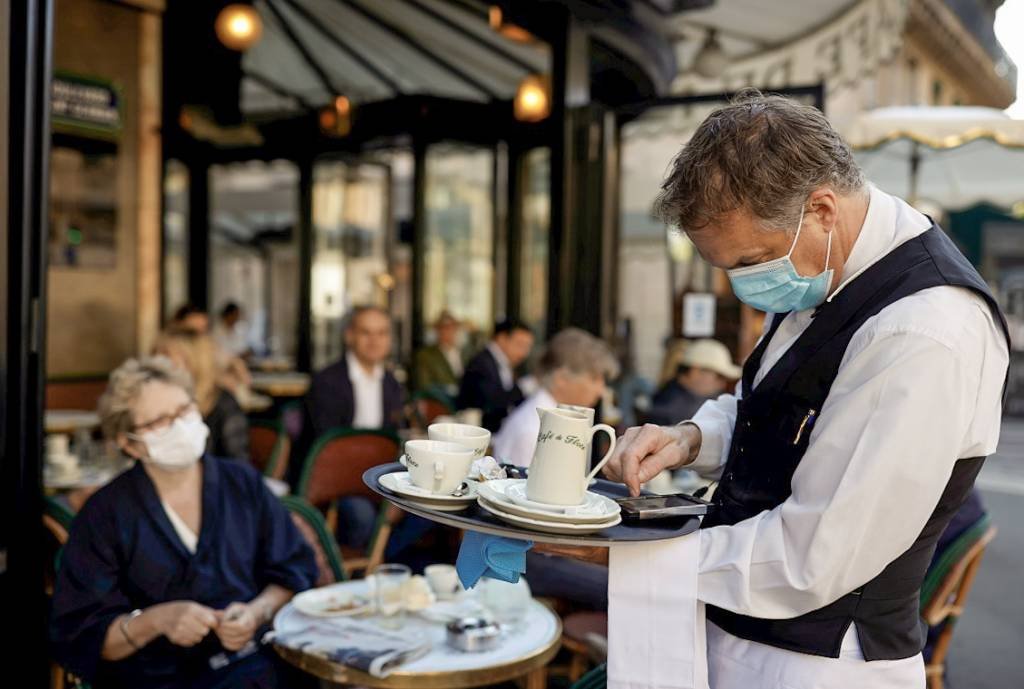 Café reaberto em Paris: setor foi impactado no mundo todo (Reuters/Christian Hartmann)