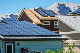 Como pedir para o condomínio instalar placas solares no prédio