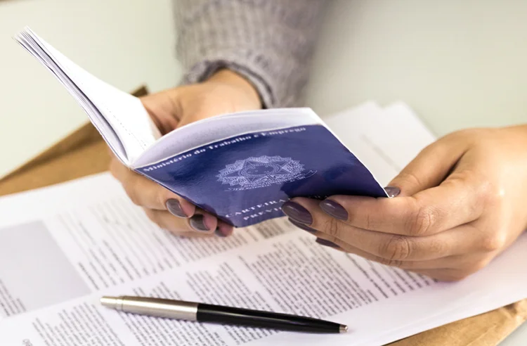 Carteira de trabalho: de acordo com o levantamento, existem outros 18,2 milhões de brasileiros fora da força de trabalho (Gabriel Ramos/Getty Images)