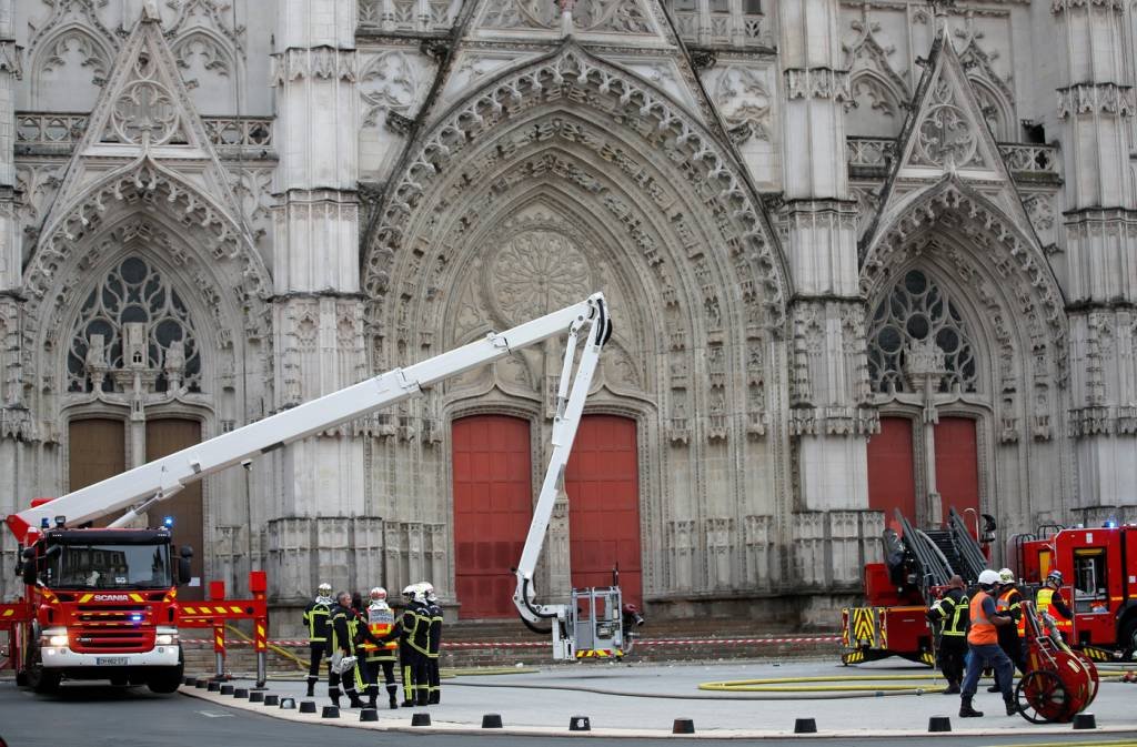 Incêndio destrói órgão e vidraças da catedral francesa de Nantes