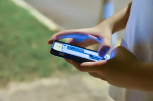 62% dos pais são favoráveis a proibir celulares nas escolas, mostra Datafolha