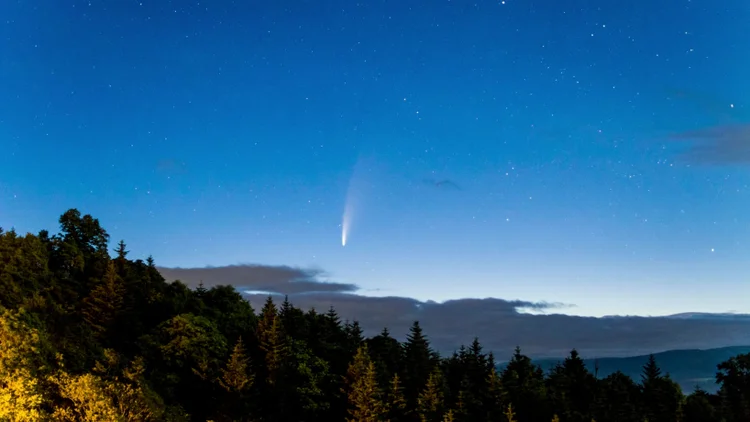 Cometa Neowise, no Japão: o cometa recebeu o mesmo nome do telescópio espacial, lançado pela Nasa em 2009, que o descobriu em março de 2020 (Nayoro Observatory/Reuters)