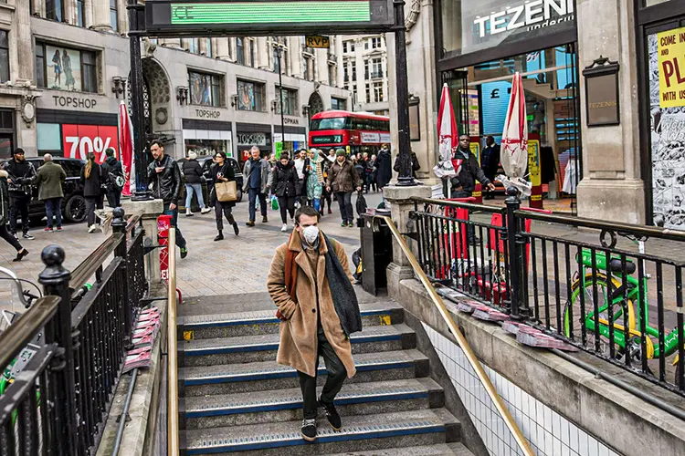 Pessoa usa máscara contra coronavírus em Londres, Reino Unido (Simon Dawson/Reuters)