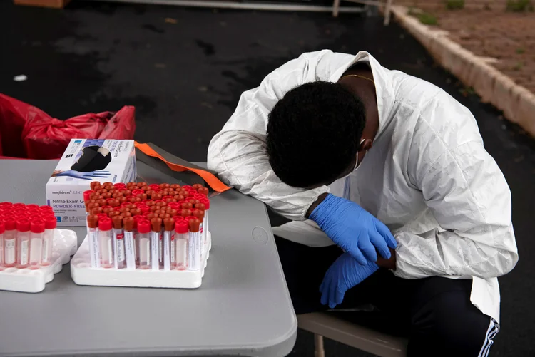 Trabalhador de saúde em testagem do coronavírus em Houston, no Texas: estado é um dos epicentros da alta recente de casos nos EUA (Callaghan O'Hare/Reuters)