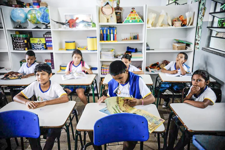 CRIANÇAS NA ESCOLA EM MANAUS (AM): retirada de recursos para programa de renda básica é um dos pontos de atrito (Arquivo/Agência Brasil)