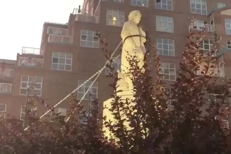 Cristovão Colombo: manifestantes usaram cordas para derrubar a estátua em Baltimore, nos EUA (SPENCER COMPTON/Reuters)