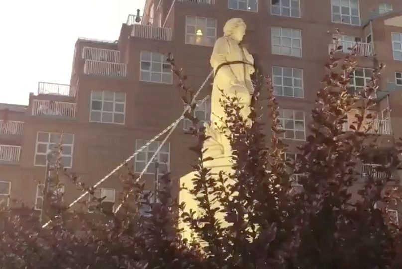 Estátua de Cristóvão Colombo é derrubada durante protesto nos EUA