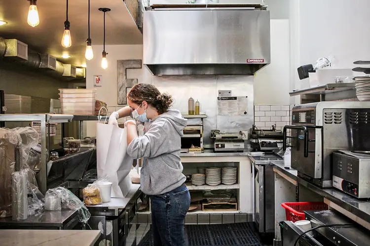 CAFÉ NA CALIFÓRNIA PREPARA COMIDA PARA DELIVERY: crise nos EUA fez taxa de desemprego chegar a 11% e aumento no número de casos de coronavírus atrapalha retomada (Nathan Frandino/File Photo/Reuters)