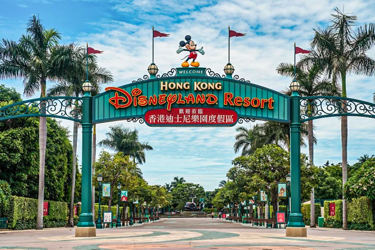 Hong Kong tem terceira onda da covid-19 e volta a fechar Disney (Bloomberg/Getty Images)