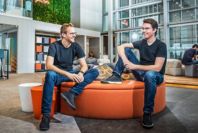 Mate Pencz e Florian Hagenbuch: fundadores da Loft se reuniram com investidores para formular plano para aumentar a densidade da operação da startup (Germano Lüders/Exame)
