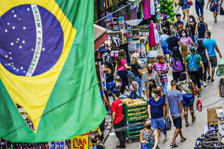 Pedestres de máscaras protetoras andam na Rua Alfândega, no Rio de Janeiro, 23 de julho de 2020.  (Andre Coelho/Bloomberg)