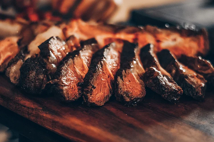 Revolução do Churrasco: episódio da série ensina a grelhar um ribeye com 30 dias de maturação, a fazer um Philly Cheesesteak e brinda com Jack Daniel’s ao Dia dos Pais (Unsplash/Divulgação)