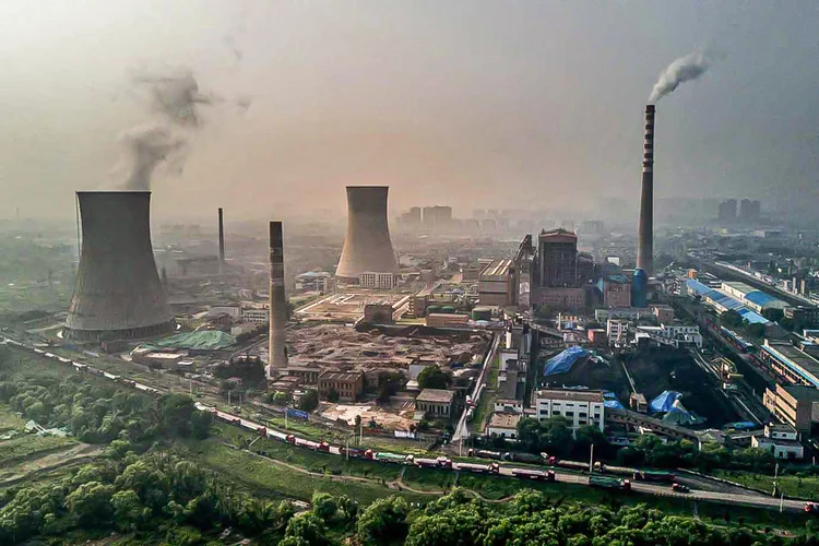 Usina a carvão em Huainan, na China: país tem projetos em desenvolvimento com o combustível fóssil que somam 249 GW de capacidade (Kevin Frayer/Getty Images)