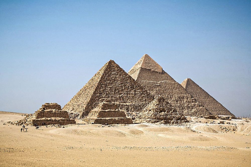 Pirâmides no Egito: o país atrai o dobro de turistas do Brasil, mas este ano precisou apertar os cintos (Ricardo Liberato/Wikimedia Commons)