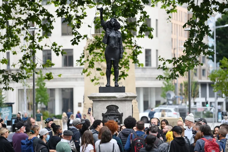 Escultura de manifestante negra é retirada de Bristol, Reino Unido (Matthew Horwood/Getty Images)