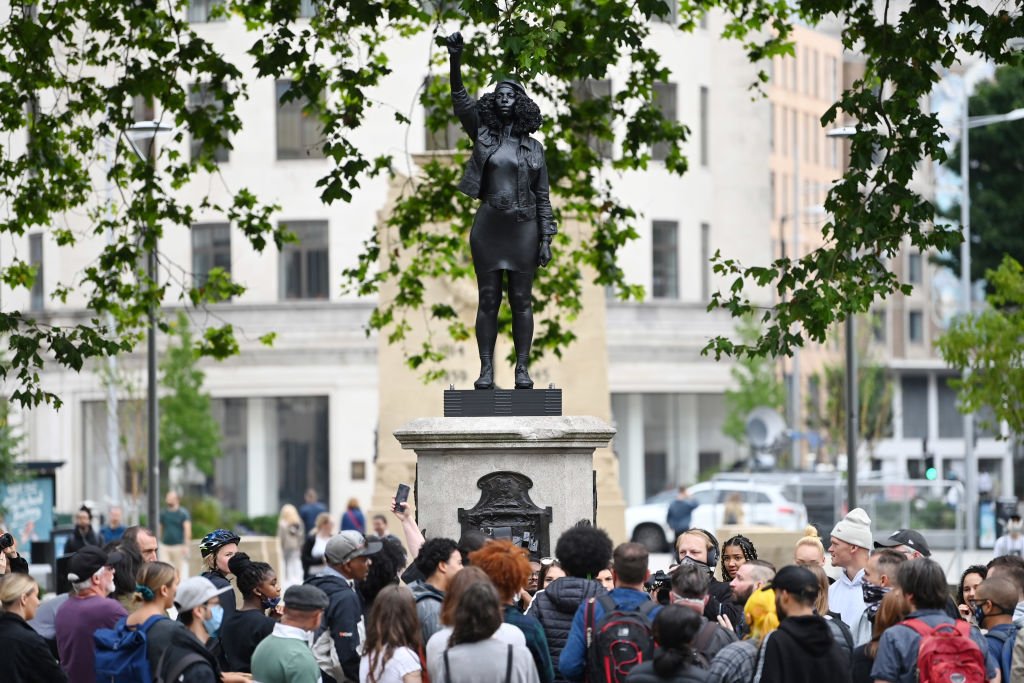 Estátua de ativista negra do "Black Lives Matter" é removida de Bristol