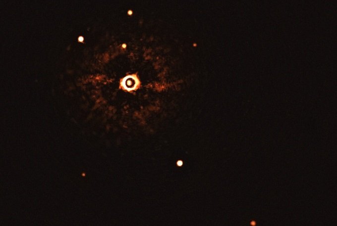 Astronomia: imagens capturadas por observatório na Europa mostram um sistema exoplanetário semelhante ao Sistema Solar (ESO/Divulgação)