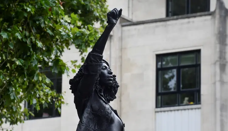 Escultura de manifestante negra em Bristol, Reino Unido (Rebecca Naden/Reuters)