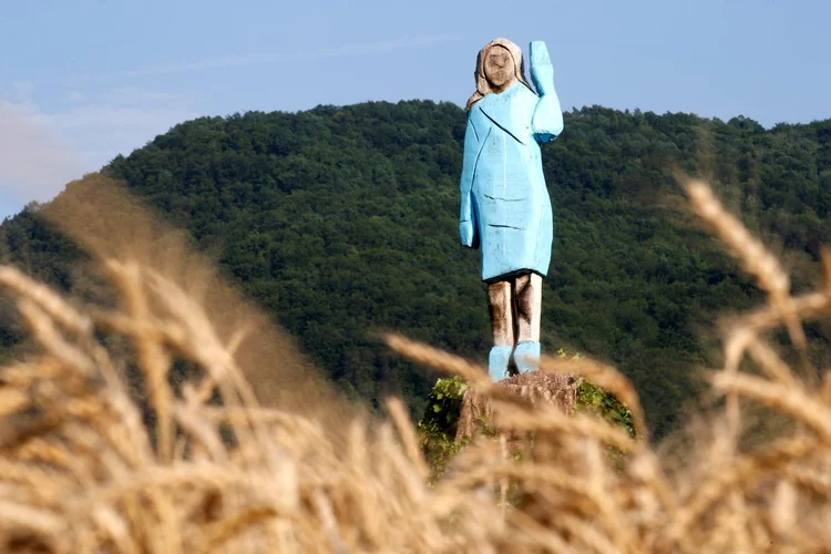 Escultura de Melania Trump foi queimada perto de sua cidade natal, Sevnica (Borut Zivulovic/Reuters)