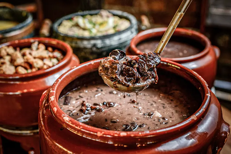 Feijoada: bom profissional de nutrição não vai tirar da gaveta dietas mirabolantes ou muito restritivas (Igor Alecsander/Getty Images)