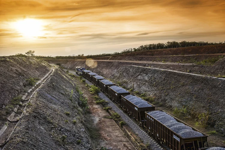 Trem da Ferrovia Transnordestina carregado de brita  Local: Salgueiro PE Brasil Data: 201502 Código: 69DM881 Autor: Delfim Martins (Delfim Martins/Exame)