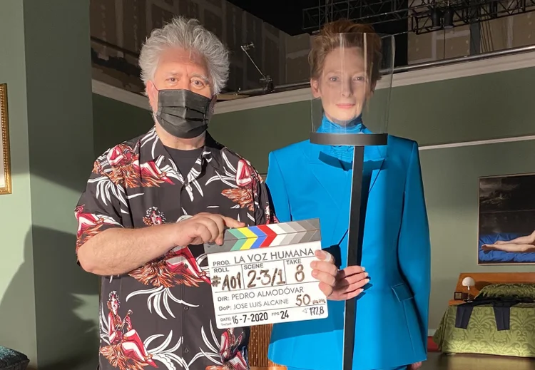 O diretor Pedro Almodóvar e a atriz Tilda Swinton: filmagem em Madrid  durante a quarentena (Instagram/Divulgação)