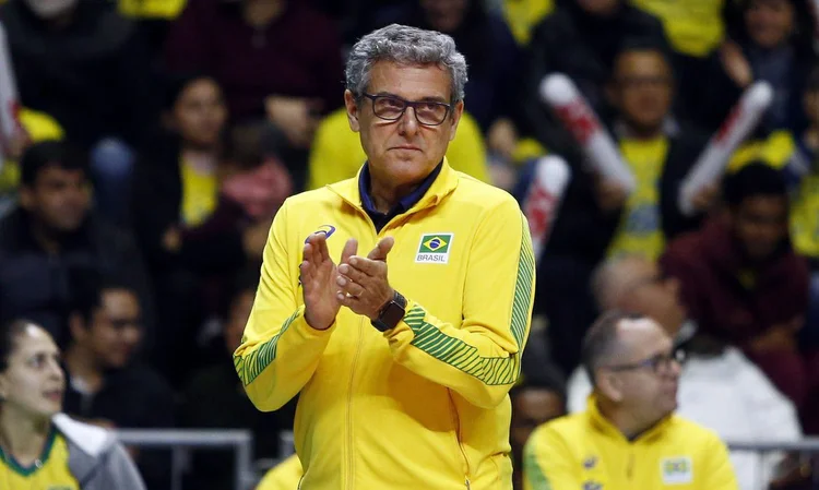 Zé Roberto, técnico da seleção brasileira de vôlei, conduziu selecionados em nove Olimpíadas, sendo o único brasileiro tricampeão olímpico no esporte. (CBV/Agência Brasil)